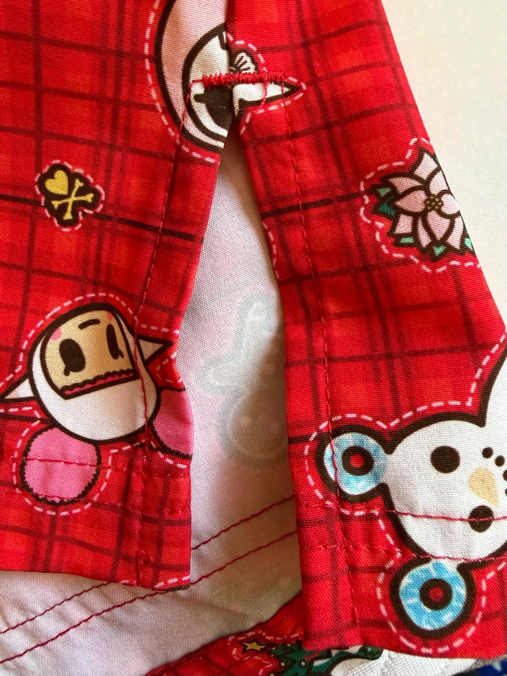 Tokidoki by Koi Holiday Character Scrub Top Women’s Medium Red Nurse Uniform - Picture 6 of 8